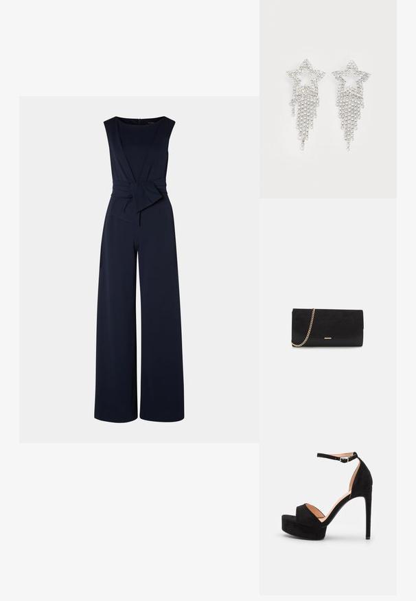 Combinaison bleu marine avec des jambes larges, un corsage ajusté et un décolleté en V. Elle présente un nœud à l'avant et une fermeture éclair au dos.; Sandale à talons hauts en daim noir avec une semelle compensée, bride de cheville avec quincaillerie en argent, design à bout ouvert et texture lisse.; Porte-monnaie noir en daim avec une finition texturée, doté d'une chaîne dorée et d'un design épuré et angulaire.; Boucles d'oreilles en strass en forme d'étoile avec des détails de franges en cascade, présentant une teinte argentée et une surface brillante et réfléchissante. Forme d'étoile avec un design complexe.