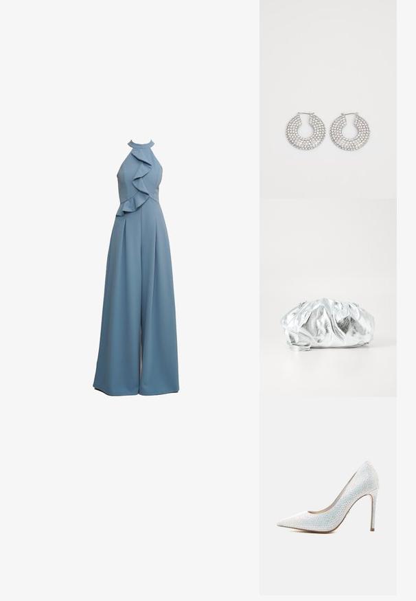 Himmelblauer Jumpsuit mit Halterneck, Rüschendetails an der Vorderseite, weitem Bein-Design und strukturiertem Stoff.; Weißer Stiletto mit spitzer Zehe, bedeckt mit kleinen irisierenden Strasssteinen vor einem schlichten weißen Hintergrund.; Metallisch silberne Clutch-Tasche mit einem weichen, gerafften Körper und einem dünnen Schultergurt. Sie verfügt über eine glatte, glänzende Textur und eine abgerundete Form.; Silberne Creolen, verziert mit mehreren klaren Kristallverzierungselementen, mit einer strukturierten Oberfläche und einem offenen, kreisförmigen Design.