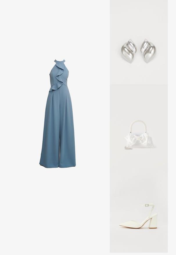 Lysblå jumpsuit med halterneck, flæsekant på forsiden, bred bendesign og struktureret stof.; Hvide hælede sandaler med spids tå, justerbar ankelrem og en kraftig firkantet hæl. Glat tekstur med minimale syninger.; Hvid håndtaske med hank dækket af perler, stor stofsløjfe dekoreret med små perler og en sølvkæde som rem på en hvid baggrund.; Sølvøreringe med en organisk, abstrakt form. Glat, skinnende overflade med et tilspidset design. Har subtile kurver og en centrallinje detalje.