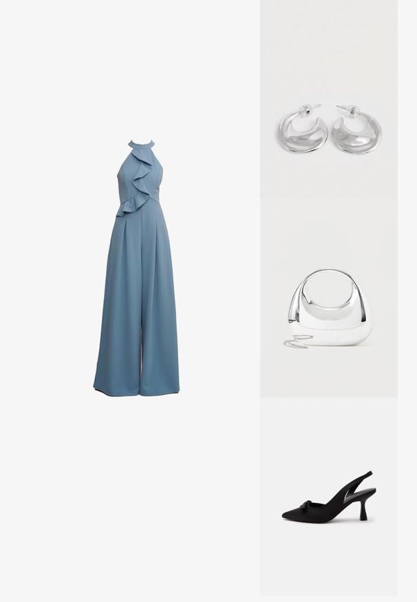 Combinaison bleu clair avec col en halter, détails volants sur le devant, coupe ample et tissu texturé.; Chaussure à talon haut slingback noire à bout pointu avec un petit nœud sur le devant et un talon fin, présentée sur un fond blanc.; Sac à main métallique argenté brillant avec une forme arrondie, une poignée ovale découpée et une bandoulière en chaîne argentée sur un fond clair uni.; Une paire de boucles d'oreilles en croissant argenté poli avec des supports en plastique transparent sur une surface blanche.