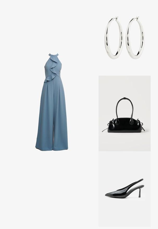 Lichtblauwe jumpsuit met halternek, gerimpelde details aan de voorkant, wijde pijpen en textuurstof.; Zwarte lakleren slingback hoge hak met spitse neus en smalle stilettohak op een witte achtergrond.; Kleine zwarte glanzende handtas met twee lange hengsels en zijkant trekkoord details op een effen lichte achtergrond.; Zilveren creool oorbellen met een gladde, reflecterende oppervlak. Ronde, grote vorm met een veilige sluiting aan de bovenkant. Gepolijste afwerking toont de glans.