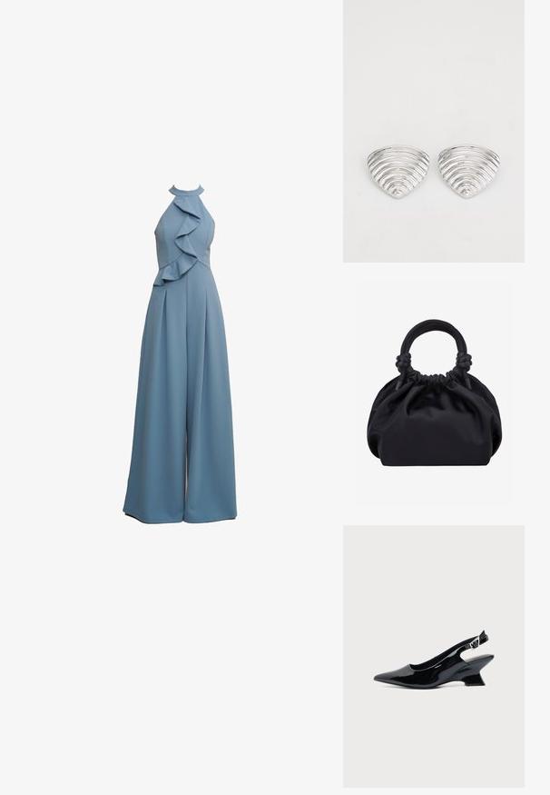 Svetlomodrý overal s halter krkom, volánikovými detailami pozdĺž prednej časti, širokými nohavicami a textúrovanou tkaninou.; Čierna lakovaná slingback topánka so špicatou špičkou a nízkym šikmým blokovým opätkom na jednoduchom svetlom pozadí.; Čierna mäkká látková kabelka so zbieraným vrchom a okrúhlymi vyvložkovanými rukoväťami zviazanými uzlami na každej strane.; Strieborné náušnice s vlnitým, textúrovaným dizajnom v tvare prekrývajúcich sa polmesiacov; leštený povrch zvyšuje odrazové vlastnosti.