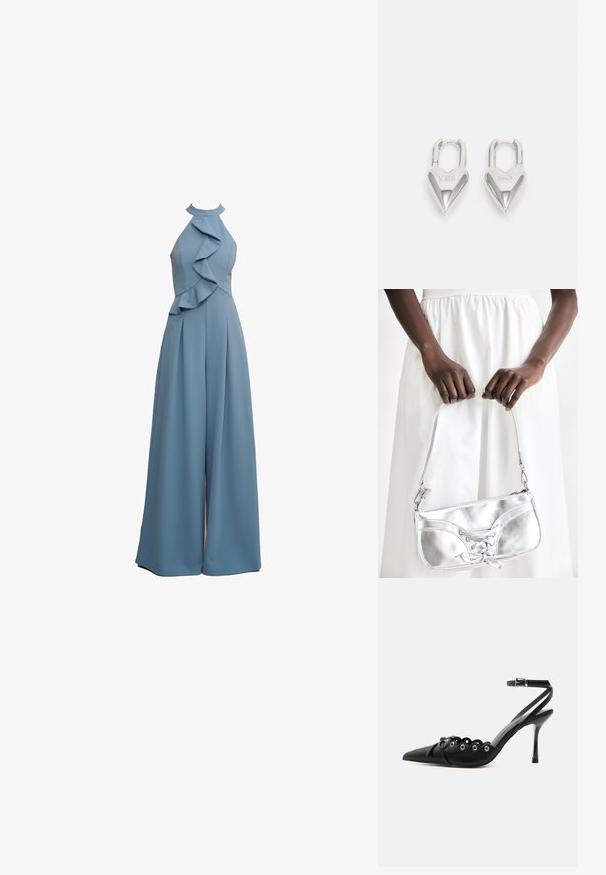 Combinaison bleu clair avec col en halter, détails volants sur le devant, coupe ample et tissu texturé.; Chaussure à talon haut noire à bout pointu, bords festonnés, œillets métalliques, lacets à l'avant et bride de cheville avec fermeture à boucle.; Sac à main en métal argenté avec un détail à lacets, arborant un design épuré et une courte sangle. Le sac est tenu dans les mains, mettant en valeur sa texture.; Cadenas en forme de cœur en argent avec les inscriptions gravées "OUI" et "NON", finition polie, design symétrique et un robuste fermoir en métal.