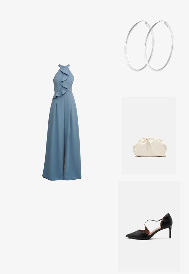 Lichtblauwe jumpsuit met halternek, gerimpelde details aan de voorkant, wijde pijpen en textuurstof.; Zwarte leren pumps met een puntige neus, een smalle enkelband en een midhoge stilettohak op een witte achtergrond.; Zachte, crèmekleurige leren clutch met geplooid, gerimpeld ontwerp en een dunne schouderriem die vooraan op een effen achtergrond ligt.; Zilverkleurige oorringen met een gladde, ronde vorm en een gepolijste afwerking. Beide oorbellen zijn van dezelfde grootte en hebben een veilige sluitmechanisme.