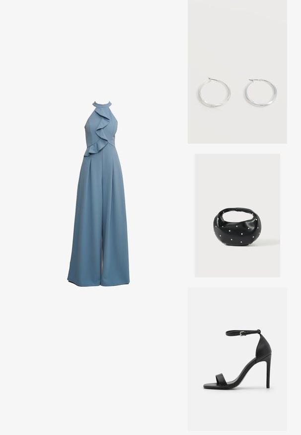 Combinaison bleu clair avec col en halter, détails volants sur le devant, coupe ample et tissu texturé.; Sandale noire à talons hauts au design épuré, avec une bride au niveau de la cheville, un bout ouvert et une texture en cuir lisse.; Sac à main en cuir noir de forme arrondie, décoré de clous argentés et équipé d'une poignée courte. Texture lisse et fermeture éclair.; Boucles d’oreilles créoles en métal argenté avec une surface lisse légèrement incurvée et des fermoirs à clapet sur un fond blanc uni.