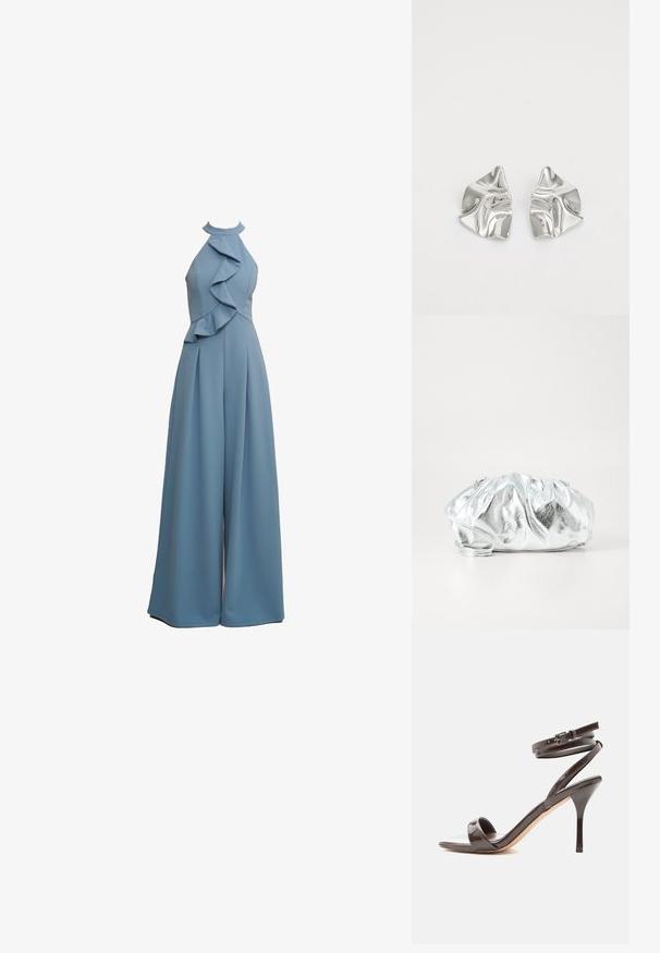 Combinaison bleu clair avec col en halter, détails volants sur le devant, coupe ample et tissu texturé.; Sandale à talon haut en cuir verni marron foncé avec une fine bride autour de la cheville et un bout ouvert sur fond blanc.; Pochette argent métallique avec un corps doux et froncé et une fine bandoulière. Présente une texture lisse et brillante ainsi qu'une forme arrondie.; Boucles d'oreilles en métal argenté avec un design ondulé et sculptural, présentant une finition polie et des formes irrégulières, mettant en valeur une esthétique contemporaine.