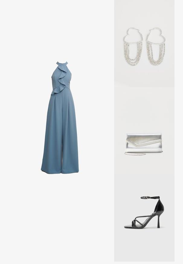 Himmelblauer Jumpsuit mit Halterneck, Rüschendetails an der Vorderseite, weitem Bein-Design und strukturiertem Stoff.; Schwarze Lackleder-Stiletto-Sandalette mit Knöchelriemen, ausgestattet mit überkreuzten Riemen und einer eleganten spitzen Zehenform.; Glänzende silberne Clutch mit Umschlagklappe und dekorativem Besatz, kleiner silberner Kettenriemen, auf einfachem hellem Hintergrund.; Silberne Creolen in Herzform, verziert mit herabhängenden Strängen aus klaren Strasssteinen für zusätzlichen Glanz und Textur.