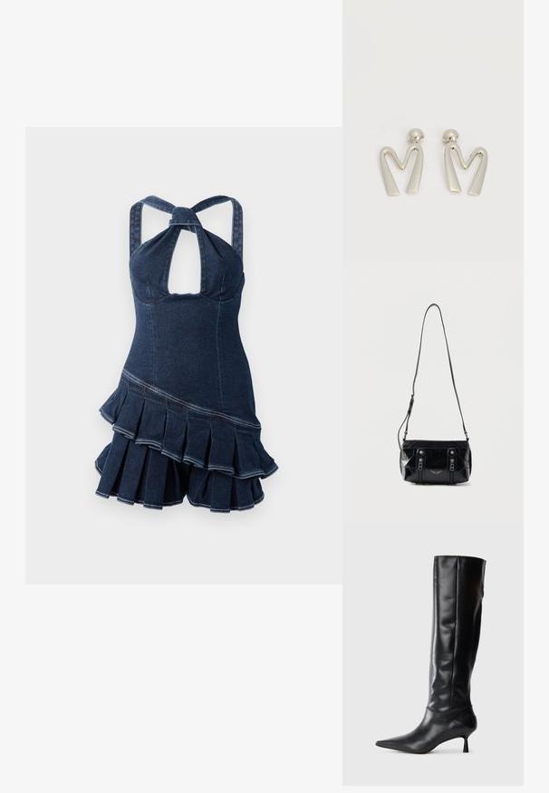 Denim halterneck-kjole med nøglehulslinning, tætsiddende skæring og flared, voluminøse kanter. Mørkeblåt stof med synlige syninger.; Sorte læder knæhøje støvler med spids tå og slank buet hæl. Glat tekstur, tætsiddende design og ingen synlig hardware eller mønstre.; Sort skuldertaske i læder med justerbar rem, to lodrette lynlåse foran og et lille metalvinge-emblem under lynlåsene.; Par sølvtonede metaleøreringe formet som den kantede bogstav M med runde fester på en hvid baggrund.