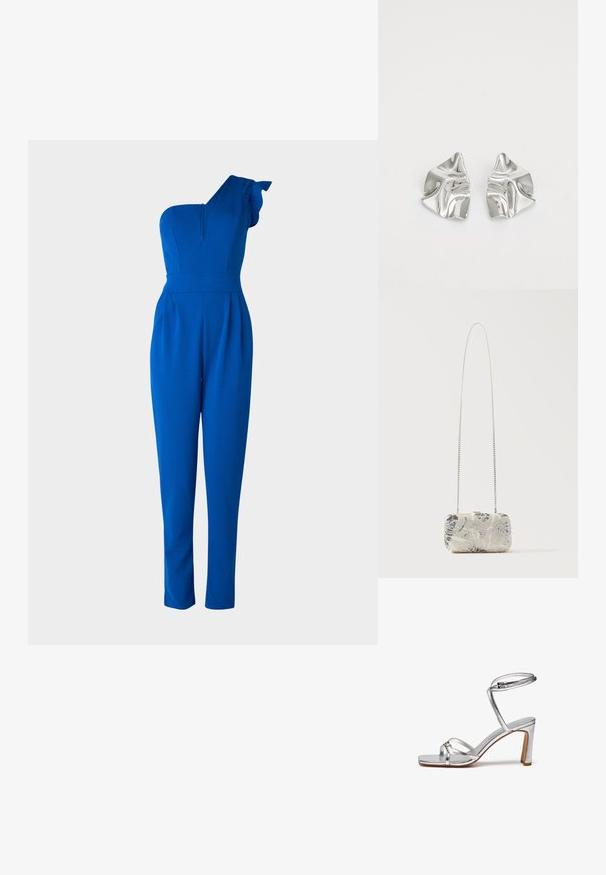 Une combinaison bleue à une épaule avec un accent en volants, un ajustement cintré et une texture lisse et soyeuse. Comprend une fermeture éclair discrète.; Sandales à talons hauts argentées avec un bout carré, une fine bride de cheville et des brides sur le devant. Fini métallique lisse avec un talon carré de 3 pouces.; Pochette rectangulaire argentée ornée de perles avec motifs floraux et une longue bandoulière fine en chaîne argentée, présentée sur un fond uni.; Boucles d'oreilles en métal argenté avec un design ondulé et sculptural, présentant une finition polie et des formes irrégulières, mettant en valeur une esthétique contemporaine.