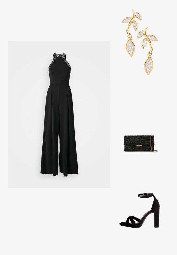 Schwarzer Jumpsuit mit Halterneck-Design und verziertem Saum. Weitere Beinsilhouette mit gefälteltem Detail an der Vorderseite.; Schwarze Wildleder-Pumps mit hohen Absätzen, überkreuzten Riemen, einem Knöchelriemen mit goldener Schnalle und einem Blockabsatz. Sohle und Innenfutter sind beige.; Schwarze rechteckige Clutch, bedeckt mit kleinen Strasssteinen, mit goldener Kette und goldener Namensplakette auf der vorderen Klappe.; DIAMANT L'ÉTERNEL Ohrringe - gold coloured
