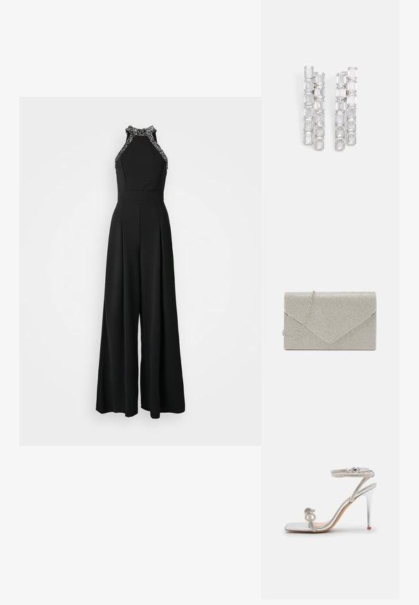 Zwart jumpsuit met een halternekontwerp, voorzien van versierde rand. Wijd gesneden silhouet met geplooide details aan de voorkant.; Zilveren hoge sandaal met een vierkante neus, metallic materiaal, een riem met accenten van strass en een verstelbare enkelgesp.; Metalen zilveren clutch met een envelopontwerp, verrijkt met een gestructureerd patroon, voorzien van een afneembare kettinghengsel.; Transparante rechthoekige oorbellen in een watervalontwerp, met meerdere gekoppelde stenen, gezet in zilverkleurig metaal met een gepolijste afwerking.