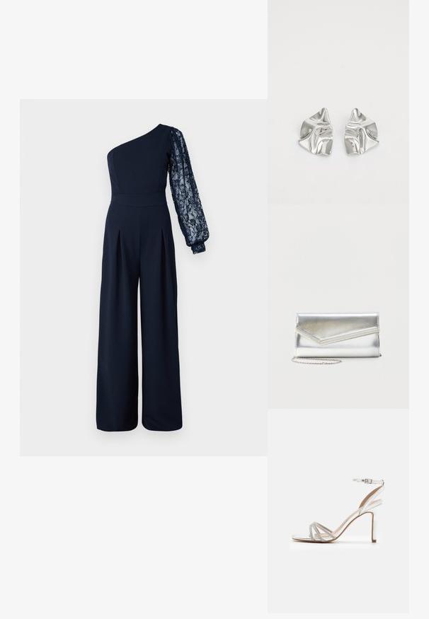 Maritieme jumpsuit met één schouder, voorzien van een lange kantenzijde. Het ontwerp heeft brede pijpen en plooien aan de voorkant voor extra textuur.; Zilveren hoge hakken sandaal met meerdere banden, versierd met strassstenen, met een open teen ontwerp en een enkelgesp. Gladde metalen afwerking.; Glanzende zilveren clutch met envelopvormige klep en decoratieve rand, klein zilveren kettingriempje, op een effen lichte achtergrond.; Zilveren metalen oorbellen met een golvend, sculpturaal ontwerp, voorzien van een gepolijste afwerking en onregelmatige vormen, die een hedendaagse esthetiek benadrukken.