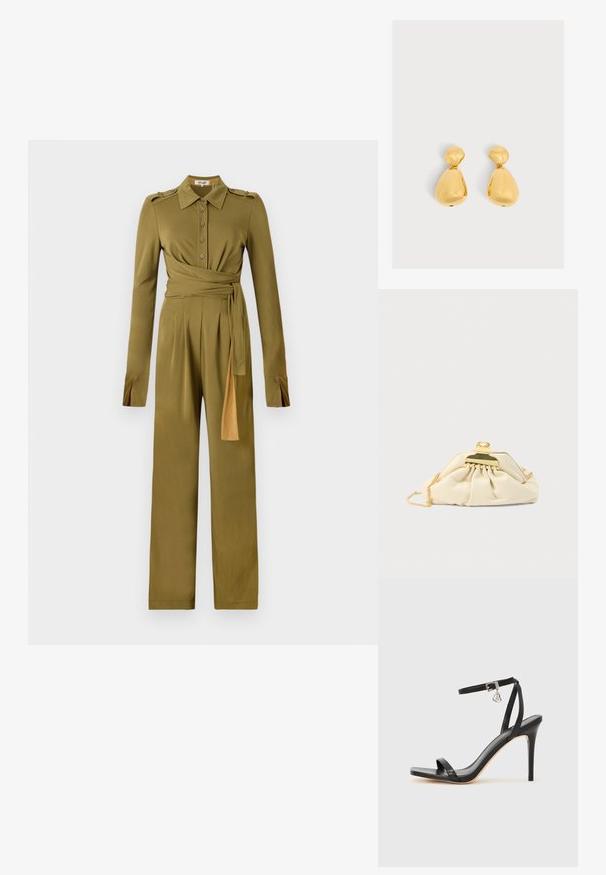 Olijfgroen jumpsuit met kraag, knopen aan de voorkant en lange mouwen. Beschikt over een ceintuur in de taille en wijde pijpen. Zachte, gladde stof.; Zwarte sandaal met hoge hak, smalle enkelband, vierkante neus, soepel leermateriaal en metalen gespsluiting.; Crèmekleurige clutch gemaakt van zacht materiaal, met een gouden sluiting en kettingriem, met een geplooid ontwerp op het lichaam.; Paar glanzende gouden druppelvormige oorbellen met een kleiner afgerond bovenstuk verbonden met een groter peer-vormig onderstuk.