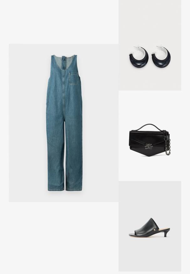 Denim overall jumpsuit in medium blue, met een V-hals, mouwloos ontwerp, rechte pijpen en een borstzak aan de linkerkant.; Zwarte leren open teen muiltjes met een lage hak. Heeft een glad oppervlak en een gouden logo accent aan de zijkant.; Zwarte leren handtas met gestructureerde klep, zilveren kettingband, bovenhandvat en zilveren decoratieve logoklem aan de voorkant in het midden.; Zwarte hars oorbellen in de vorm van een ring met een glanzende afwerking en accenten van zilverkleurig metaal. Cirkelvormig met een uitsparing en een sluiting met post.