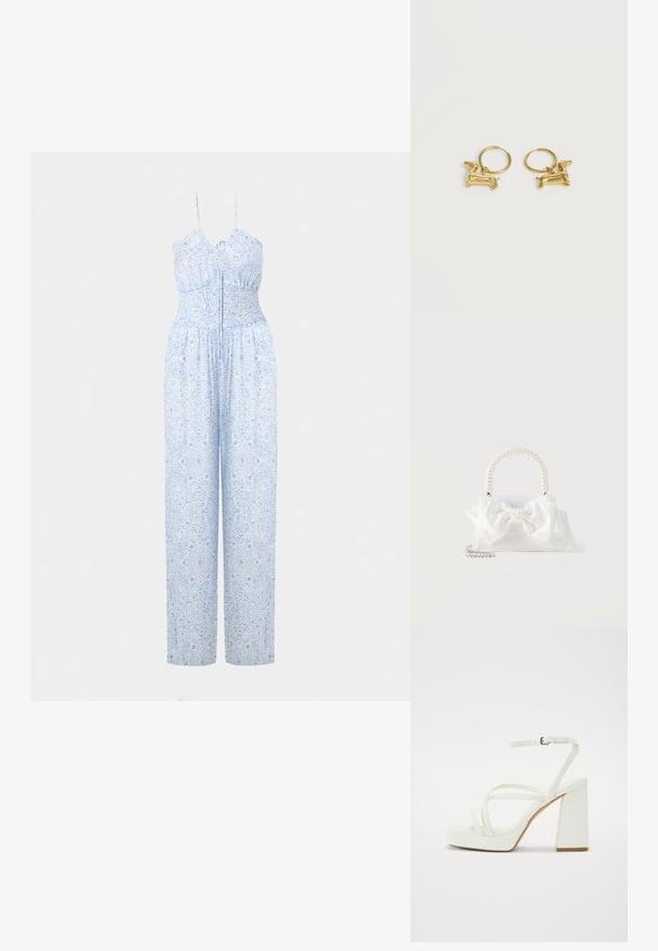 Lyseblå jumpsuit med justerbare stropper, smocket bodice og bukser med brede ben, prydet med et detaljeret blomstermønster. Blød stofstruktur.; Hvide platform sandaler med tyk block heel, der har flere tynde stropper og en justerbar ankelrem. Glat syntetisk materiale.; Hvid håndtaske med hank dækket af perler, stor stofsløjfe dekoreret med små perler og en sølvkæde som rem på en hvid baggrund.; Små gyldne øreringe med en hængende charme formet som en gravhund på en ensartet hvid baggrund.