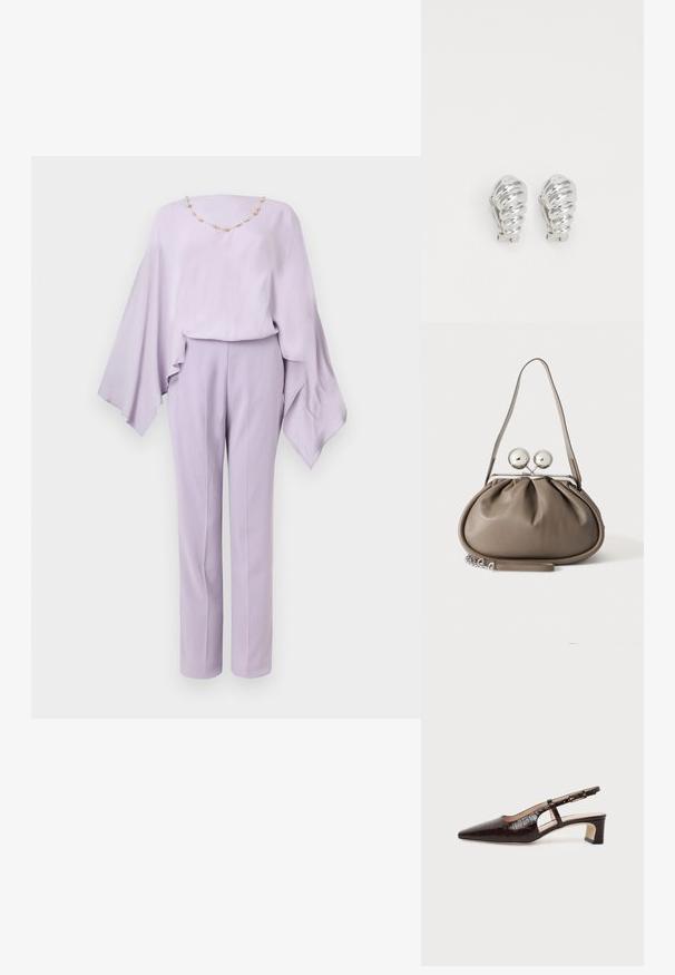 Blouse lilas à manches larges avec détail de collier de perles dorées, associée à un pantalon droit taille haute sur fond blanc.; Chaussure slingback en cuir marron foncé à texture crocodile, bout pointu, talon bas bloc et bride ajustable avec boucle dorée.; Sac à main en cuir gris de forme arrondie, fermeture supérieure avec deux grandes sphères argentées, et une seule anse.; Boucles d'oreilles en clip argentées avec un design en spirale, présentant une texture métallique lisse et des formes arrondies. Pas d'embellissements ou de motifs visibles.