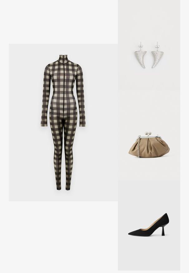 Langärmeliger Bodysuit mit Karomuster, featuring einen hohen Kragen und eine taillierte Silhouette, hergestellt aus einem glatten Stoff in neutralen Tönen.; Schwarze Wildleder-Pumps mit hohem Absatz und spitzer Zehenform, ausgestattet mit einem glänzenden schwarzen Blockabsatz und einem glatten Innenfutter.; Lederclutch in sanftem Beige mit abgerundeter Form, plissierter Textur, silbernem Kissenschloss und abnehmbarem Kettenriemen.; Silberne, hornförmige Ohrringe, besetzt mit kleinen klaren Steinen, mit einem Steckverschluss zur Befestigung. Glatte Textur und metallisches Finish.
