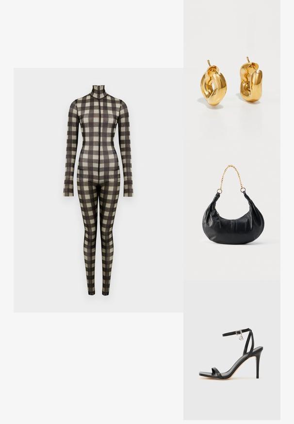 Langärmeliger Bodysuit mit Karomuster, featuring einen hohen Kragen und eine taillierte Silhouette, hergestellt aus einem glatten Stoff in neutralen Tönen.; Schwarze High-Heel-Sandale mit schmalem Knöchelriemen, quadratischer Zehenbox, glattem Leder und metallischem Schnallenakzent.; Schwarze, halbmondförmige Handtasche aus Leder mit goldenem Kettenriemen und seitlichem Reißverschluss.; Fette goldene Creolen mit einem leicht verdrehten, röhrenförmigen Design und Steckverschlüssen auf einem weißen Hintergrund.