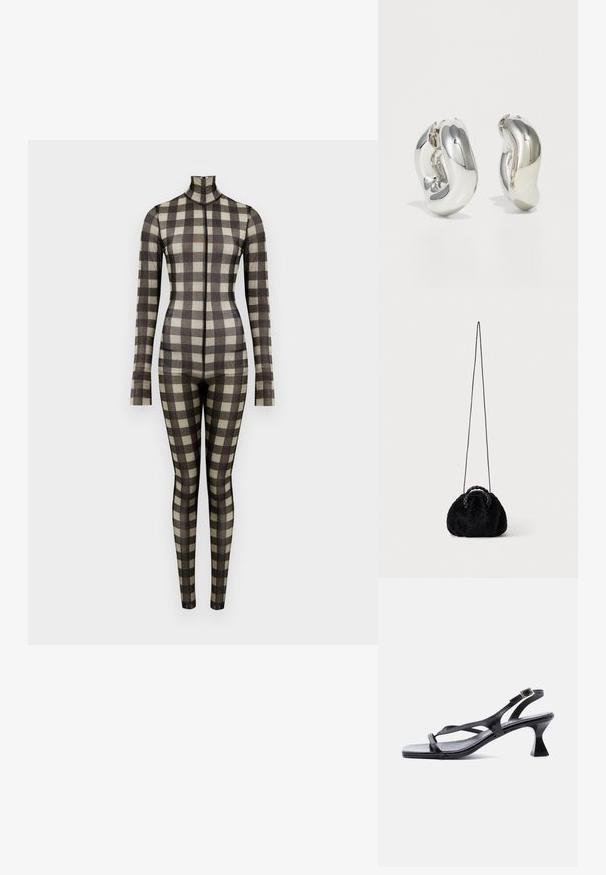Langärmeliger Bodysuit mit Karomuster, featuring einen hohen Kragen und eine taillierte Silhouette, hergestellt aus einem glatten Stoff in neutralen Tönen.; Schwarze Ledersandale für Damen mit dünnen Riemen, quadratischer Spitze, verstellbarer Schnalle am Knöchel und ausgestelltem, mittelhohem Absatz.; Kleine schwarze Handtasche aus Kunstfell mit geflochtenen oberen Griffen und langem dünnem Schulterriemen auf einfarbigem Hintergrund.; Silberne skulpturale Ohrringe mit glatten, geschwungenen Formen und reflektierenden Oberflächen. Sie verfügen über ein geschlossenes Ringdesign und eine ausgeprägte organische Form.