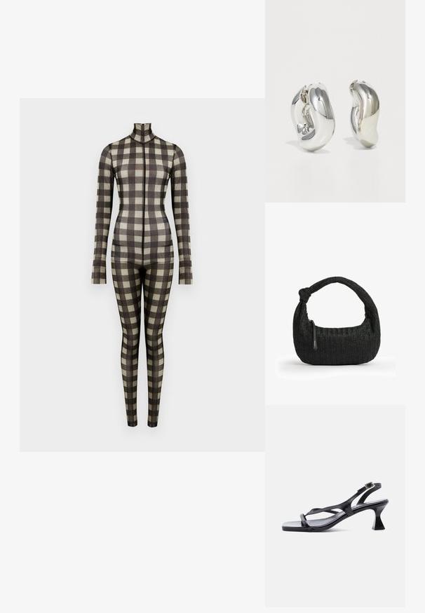 Langärmeliger Bodysuit mit Karomuster, featuring einen hohen Kragen und eine taillierte Silhouette, hergestellt aus einem glatten Stoff in neutralen Tönen.; Schwarze Ledersandale für Damen mit dünnen Riemen, quadratischer Spitze, verstellbarer Schnalle am Knöchel und ausgestelltem, mittelhohem Absatz.; Schwarze gestrickte Stoffhandtasche mit kurzem Griff, der an einem Ende verknotet ist, und kleinem Reißverschlussgriff an der Seite.; Silberne skulpturale Ohrringe mit glatten, geschwungenen Formen und reflektierenden Oberflächen. Sie verfügen über ein geschlossenes Ringdesign und eine ausgeprägte organische Form.