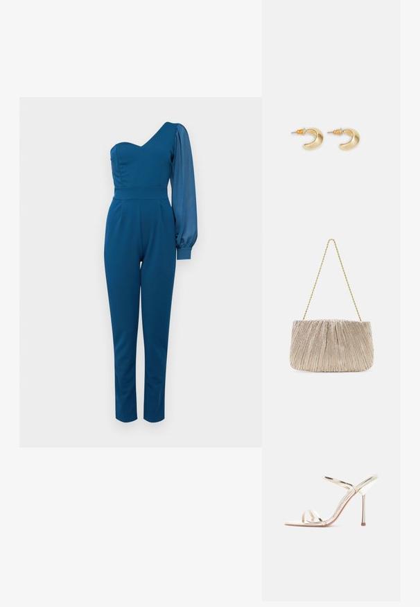 Μονόχρωμο jumpsuit σε σκούρο μπλε, με εφαρμοστό κορσέ, υφή στο μανίκι και στενές γραμμές στα πόδια. Λείο ύφασμα με ελάχιστες λεπτομέρειες.; Μονό χρυσό μεταλλικό σανδάλι με λεπτούς ιμάντες στο δάχτυλο και τον αστράγαλο σε λευκό φόντο.; Τσάντα χειρός από πλισέ μεταλλικό ύφασμα με χρυσή αλυσίδα, μαλακή ορθογώνια μορφή, ανοιχτό μπεζ χρώμα, υφή επιφάνειας και συγκεντρωμένες λεπτομέρειες.; Χρυσά σκουλαρίκια σε σχήμα ημισέληνου με λεία επιφάνεια, που διαθέτουν πορτοκαλί λεπτομέρειες κοντά στον κρίκο και ασημένια εξαρτήματα.