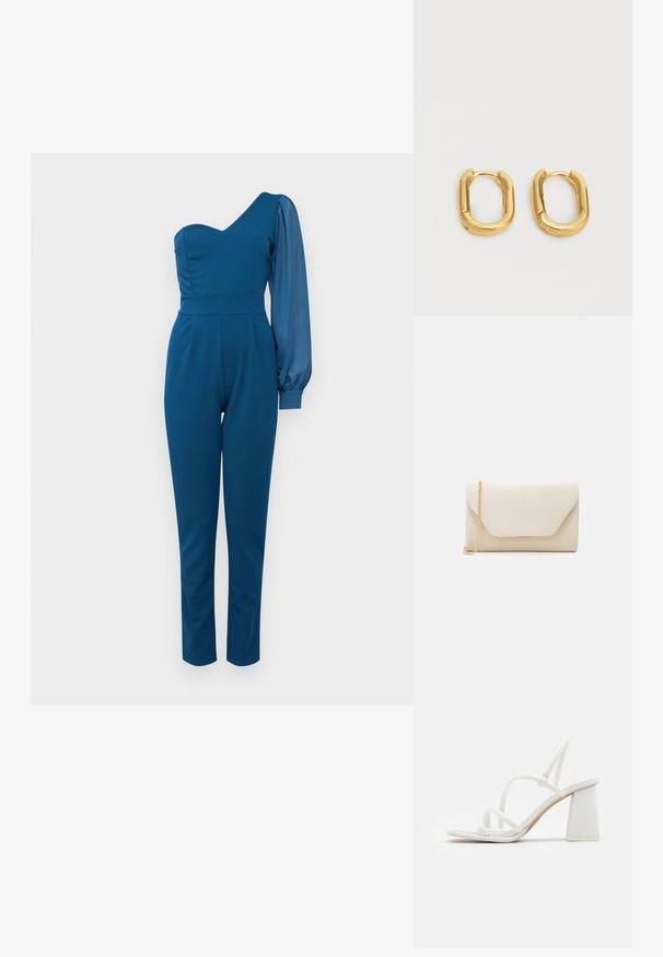 One-shoulder jumpsuit i dyb blå, med en tætsiddende overdel, tekstureret ærme og tapered ben. Glat stof med minimal dekoration.; Hvide hælede sandaler med slanke stropper, firkantet tå og chunky blokhæl, med en glat tekstur og minimalistisk design.; Beige clutch taske med en glat tekstur, guld kædestrop og en kuvert-stil låg med en kontrasterende guld kant.; Par af små, tykke guldbøjleøreringe i oval form med en glat, poleret finish på en ensfarvet lys baggrund.