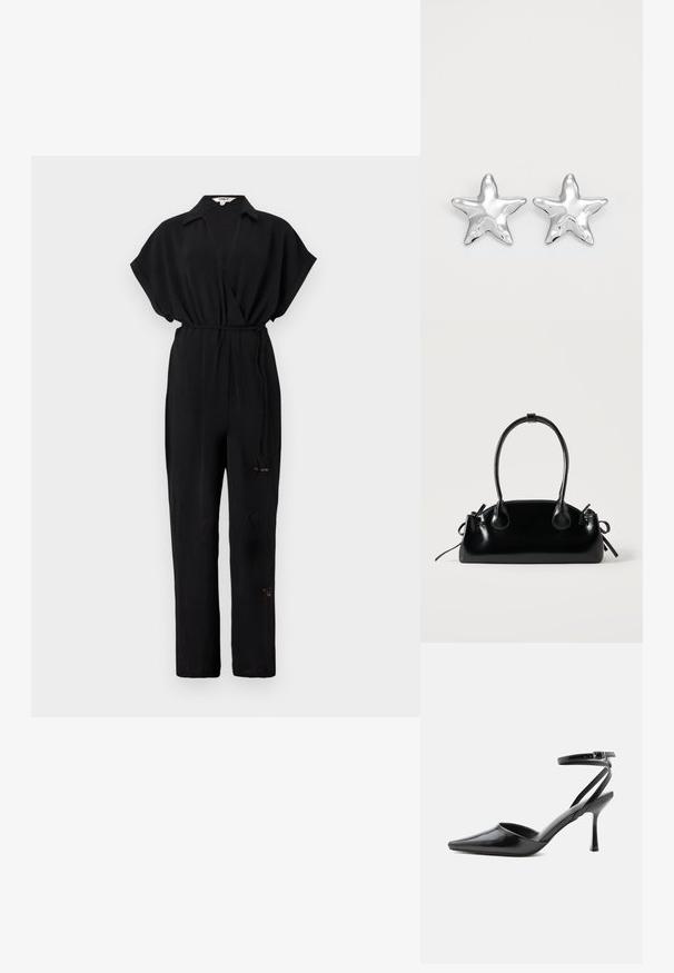 Sort jumpsuit med korte ærmer, omslag design og en cinched talje. Har et tekstureret stof og diskret detailing ved kanten.; Sort spids højhælet sko med tynde ankelremme og sølvspænde på en ensfarvet lys baggrund.; Lille sort blank håndtaske med to lange håndtag og snøre-detaljer i siden på en ensfarvet lys baggrund.; Sølvstjernede øreringe med en poleret, blank overflade. Hver ørering har fem spidser og subtile teksturdetaljer på overfladen.