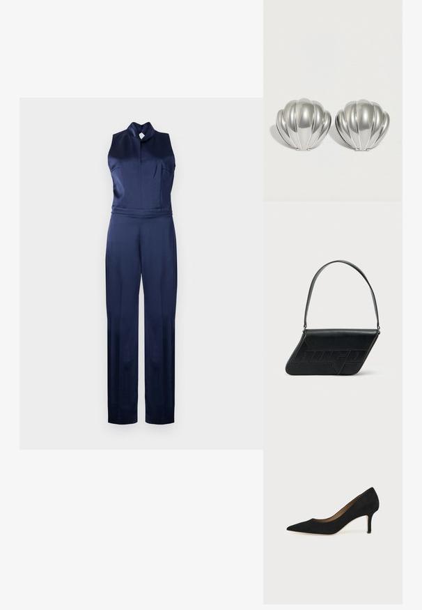 Mørkeblå satin jumpsuit med høj hals, uden ærmer og skræddersyet pasform med brede ben, præsenteret mod en lys grå baggrund.; Sort ruskind spids tå højhælet pumpe med en slank mellemhøj stilethæl og et lavt snit på en ensfarvet baggrund.; Sort skuldertaske i læder med trekantet form, præget logo og en enkelt justerbar rem. Minimalistisk design med glat tekstur.; To sølvfarvede kompakte spejle formet som muslingeskaller med ribbede detaljer, placeret side om side på en hvid baggrund.