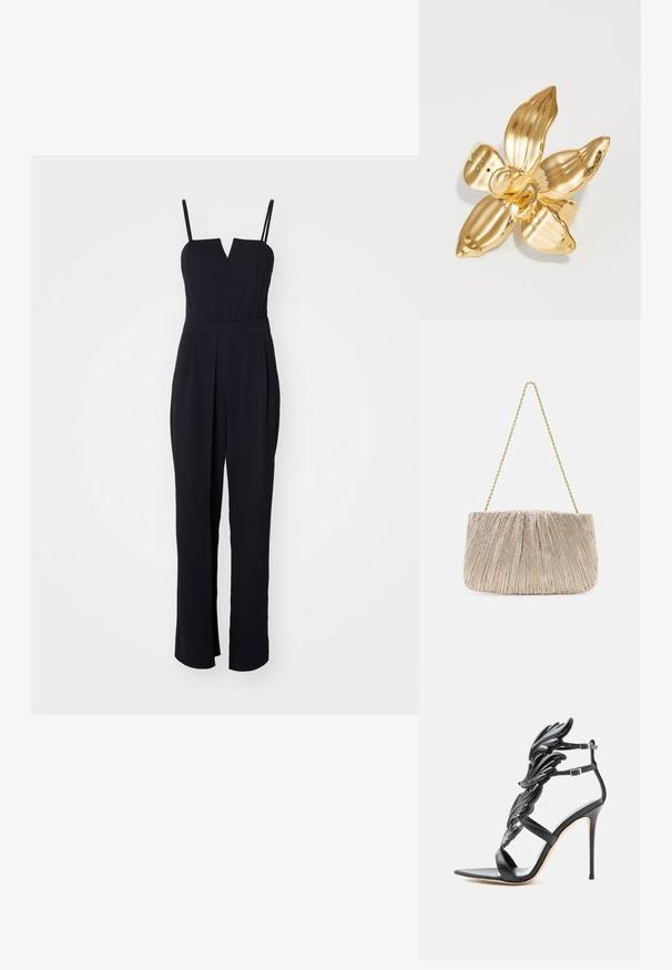 Sort jumpsuit med V-hals, tynde stropper og tætsiddende bodice. Vid ben design med plisseringer tilføjer struktur. Glat stof tekstur.; Sort højhælet sandal med vingeformede blanke dekorative elementer og dobbelte ankelstropper med sølvspænder.; Plisseret metallic stof håndtaske med en gylden kædestrop, blød rektangulær form, lys beige farve, tekstureret overflade og samlede detaljer.; Gul blomstret ring med fire teksturerede kronblade, en glat midte og en poleret overflade, der reflekterer lys.