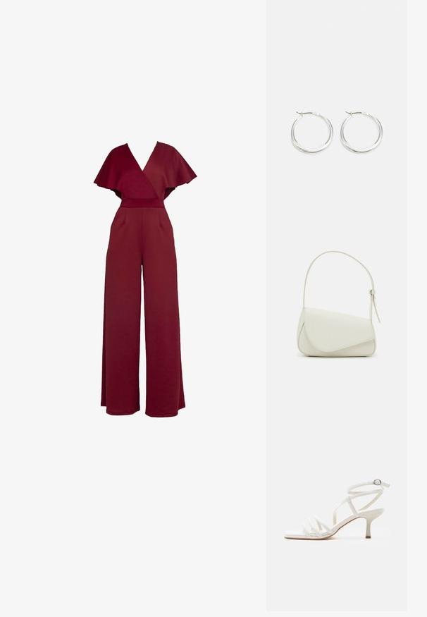 Bordeaux jumpsuit met een diepe V-hals, brede mouwen en een getailleerde taille. Kenmerkt zich door een wijde pijpenontwerp en gestructureerde stof.; Witte dames sandaal met smalle hakken, drie voorste bandjes en een enkelbandje met een zilveren gesp.; Witte nepleren handtas met een gestructureerde driehoekige vorm, een enkele verstelbare schouderriem en een klep met ronde accenten.; Zilveren hoop oorbellen hebben een glad, rond ontwerp met een dun profiel en een veilige sluiting. Minimalistische stijl met een gepolijste afwerking.