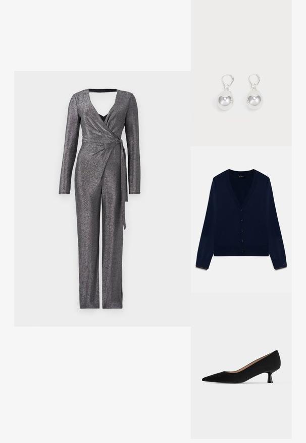 Glittery zilveren jumpsuit met lange mouwen, diepe V-hals en wikkelontwerp, met een strik in de taille en een brede pijpen snit.; Marineblauwe cardigan met een V-hals, knopen aan de voorzijde, ribboorden en onderrand; gemaakt van zacht materiaal met een gladde textuur.; Zwarte damespump met lage hak, puntige neus, smalle, uitlopende kittenhak en een gladde matte afwerking, zijaanzicht.; Zilveren druppeloorbellen met gladde, ronde, reflecterende oppervlakken die hangen aan klapring-sluitingen. Achtergrond is puur wit.