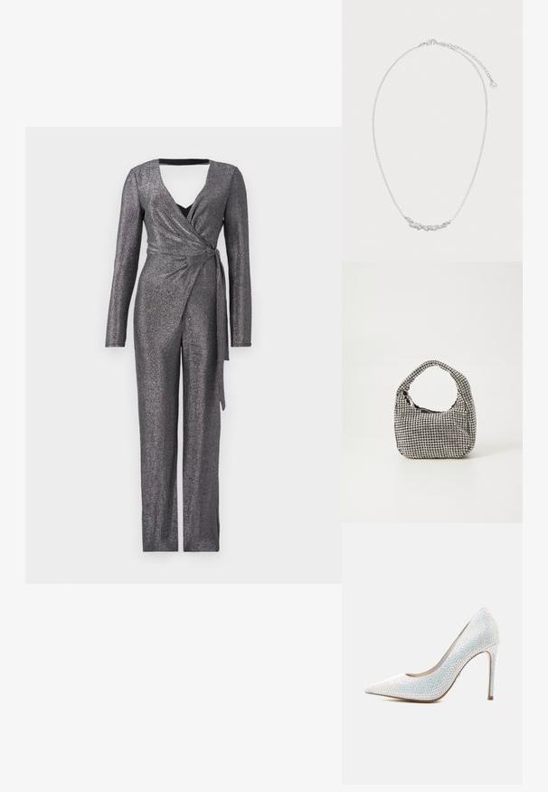 Glittery zilveren jumpsuit met lange mouwen, diepe V-hals en wikkelontwerp, met een strik in de taille en een brede pijpen snit.; Witte stiletto met puntige neus en kleine iriserende strass-steentjes tegen een effen witte achtergrond.; Zwarte handtas met een ronde vorm, bedekt met kleine zilveren rhinestones, voorzien van een kort handvat en een ritssluiting aan de bovenkant.; Fijne zilveren ketting met een rij kleine heldere markies en ronde edelstenen in het midden en een verstelbare sluiting.