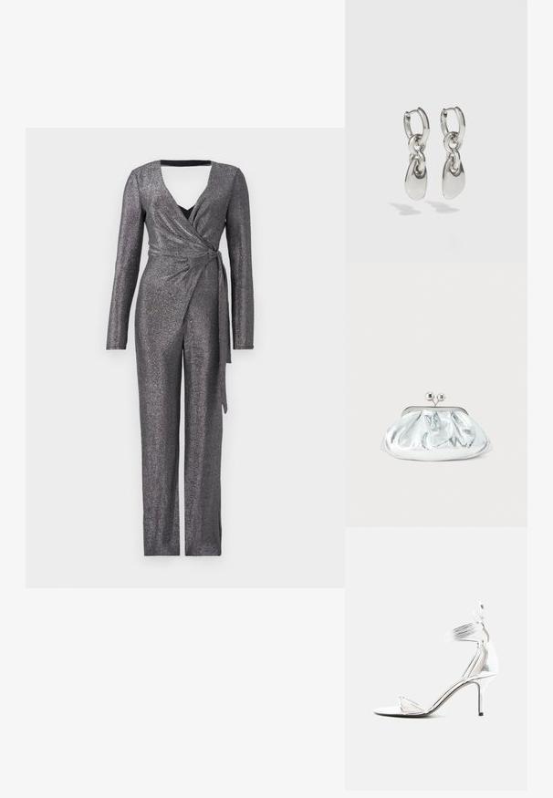 Glitrende sølvfarvet jumpsuit med lange ærmer, dyb V-hals og indpakningsdesign, der har et bånd i taljen og bred benåbning.; Sølv højhælede sandal med tynde stropper, ankelrem og slank stiletthæl på en ensfarvet hvid baggrund.; Lille sølvfarvet metallisk clutch-pung med rundet, rynket design og lukning med to sølvkugler.; Sølvøreringe med forlængede ovale led, der har en poleret overflade og en struktureret dråpevedhæng. Enkel design med glatte kanter.