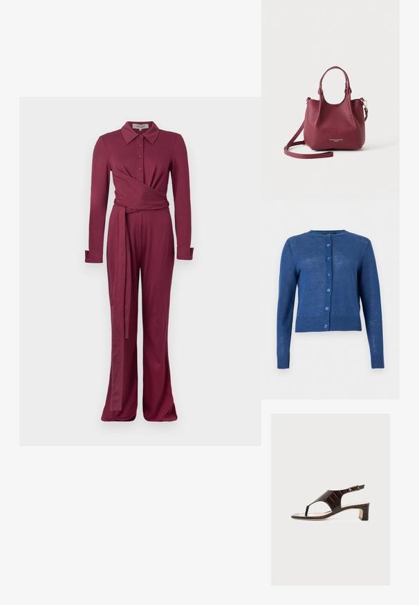 Burgunderfarbener langärmliger Jumpsuit mit einem Kragen, Knopfverschluss, Wickeldesign und weitem Bein. Weiches, strukturiertes Material.; Blauer langärmeliger Cardigan mit Knopfleiste, rundem Ausschnitt sowie gerippten Bündchen und Saum, auf einem einfarbigen hellen Hintergrund präsentiert.; Dunkelbraune Leder-Sandale mit niedrigem Absatz und Krokodilprägung, offenem Zehenbereich, Knöchelriemen mit Schnalle und quadratischer Zehenform.; Kleine dunkelrote strukturierte Lederhandtasche mit kurzen Griffen und einem abnehmbaren langen Riemen, mit geprägtem Logo auf der Vorderseite.