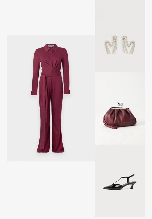 Bordeaux farvet jumpsuit med lange ærmer, krave, knaplukning, omslagdesign og vide ben. Blødt, struktureret materiale.; Sort laklæder spids tå slingback sko med T-rem og lav skrå blokhæl på hvid baggrund.; Lille bordeauxlæder clutch-pung med sølv metal lukning og håndledsrem på hvid baggrund.; Par sølvtonede metaleøreringe formet som den kantede bogstav M med runde fester på en hvid baggrund.