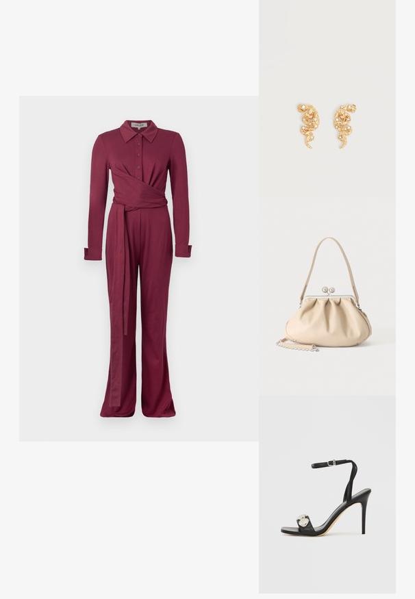 Burgunderfarbener langärmliger Jumpsuit mit einem Kragen, Knopfverschluss, Wickeldesign und weitem Bein. Weiches, strukturiertes Material.; Schwarze hochhackige Sandale mit Knöchelriemen, ausgestattet mit glattem Lederobermaterial, quadratischer Zehenpartie und zwei runden Metallakzenten.; Beige weiche Lederhandtasche mit silbernem Metallrahmenverschluss, einem Schulterriemen und einem optionalen Kettenriemen auf weißem Hintergrund.; Ohrstecker in Schlangenform mit goldfarbenem Ton, verziert mit kleinen klaren Kristallen auf einem einfarbigen hellen Hintergrund.