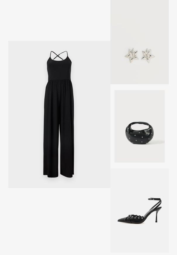 Combinaison noire sans manches avec bretelles spaghetti croisées dans le dos et pantalon à jambes larges, présentée sur un fond uni.; Chaussure à talon haut noire à bout pointu, bords festonnés, œillets métalliques, lacets à l'avant et bride de cheville avec fermeture à boucle.; Sac à main en cuir noir de forme arrondie, décoré de clous argentés et équipé d'une poignée courte. Texture lisse et fermeture éclair.; Boucles d’oreilles créoles en forme d’étoile argentée avec une finition lisse et polie sur un fond blanc uni.