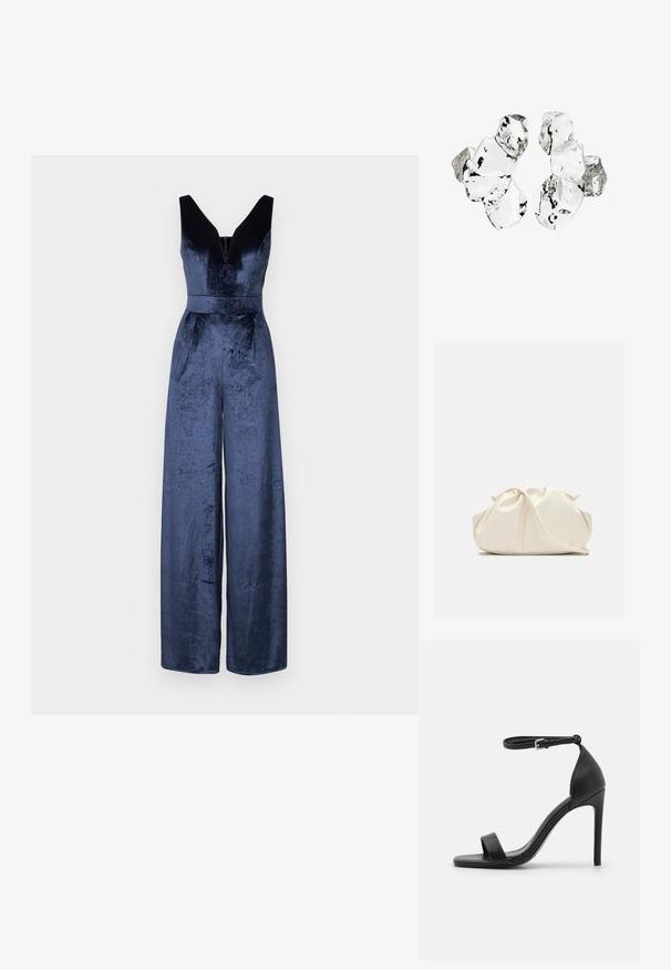 Marineblå velour jumpsuit med dyb V-udskæring, brede ben og en tætsiddende talje. Har ærmeløs design og struktureret stof.; Sort højhælet sandal med et sleek design, der har en ankelrem, åben tå og glat lædertekstur.; Blød, cremefarvet læder clutch taske med samlet, rynket design og en tynd skulderrem, der hviler foran på en ensfarvet baggrund.; Klynge af seks uregelmæssigt formede, gennemsigtige og reflekterende glaslignende stykker arrangeret på en hvid baggrund.