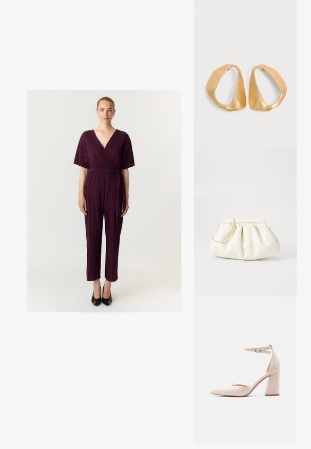 Femme portant une combinaison cache-cœur plissée couleur prune à manches courtes et des talons noirs, debout devant un fond clair uni.; Chaussure à talon haut en cuir verni beige avec bout pointu et bride à la cheville ornée d'une petite boucle, vue de côté.; Sac à main en cuir blanc avec un design plissé, doté d'une bandoulière en chaîne dorée et d'une forme arrondie. Texture lisse avec des plis doux et sans motifs.; Paire de boucles d’oreilles créoles en or irrégulières et asymétriques avec une finition lisse et mate sur un fond neutre.