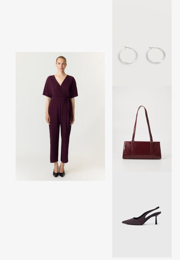 Femme portant une combinaison cache-cœur plissée couleur prune à manches courtes et des talons noirs, debout devant un fond clair uni.; Chaussure à talon slingback en tissu violet foncé. Design à bout pointu, côtés ouverts, et talon mince de forme carrée. Texture lisse.; Sac à main bordeaux en matériau brillant, de forme rectangulaire, avec deux anses et des accents légèrement courbés à l'avant.; Boucles d’oreilles créoles en métal argenté avec une surface lisse légèrement incurvée et des fermoirs à clapet sur un fond blanc uni.