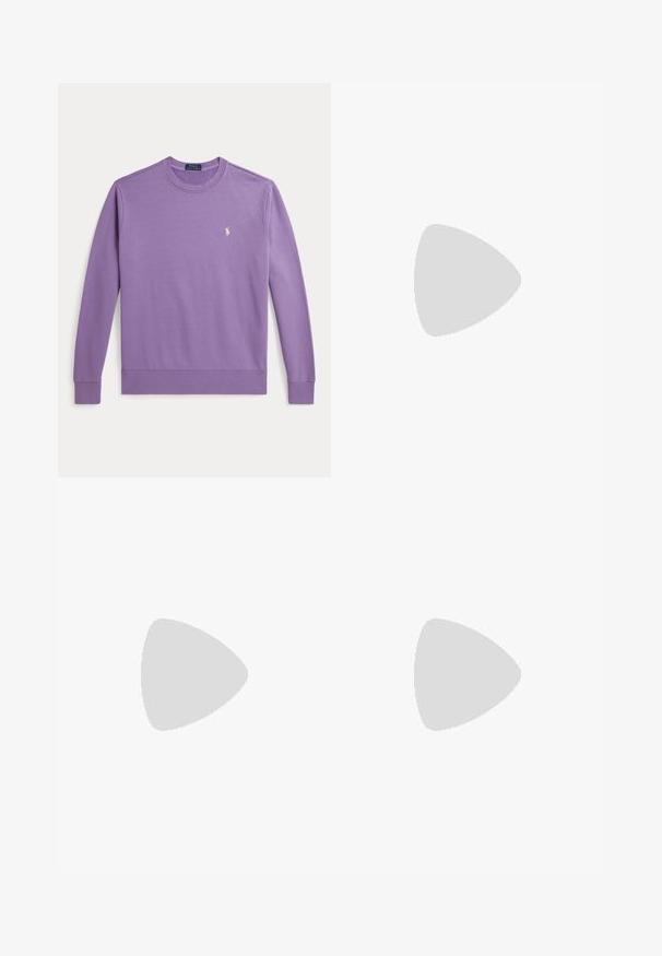 Lila Sweatshirt mit langen Ärmeln und Rundhalsausschnitt mit kleinem weißem Polo Ralph Lauren-Logo auf der linken Brust.; Weißes Polo Ralph Lauren Kurzarmhemd mit Kragen, Zweiknopfleiste und kleinem dunkelblau besticktem Pferdelogo auf der linken Brust.; Weiße Baumwoll-Chinos mit schmaler Passform, ausgestattet mit einem einzigen goldfarbenen Knopfverschluss und einem hellblauen inneren Bund. Glatte Textur ohne Muster.; Schwarzer Lederloafer mit dicker Profilsohle und kleinem grünen "Polo"-Etikett an der Außenseite nahe der Ferse.