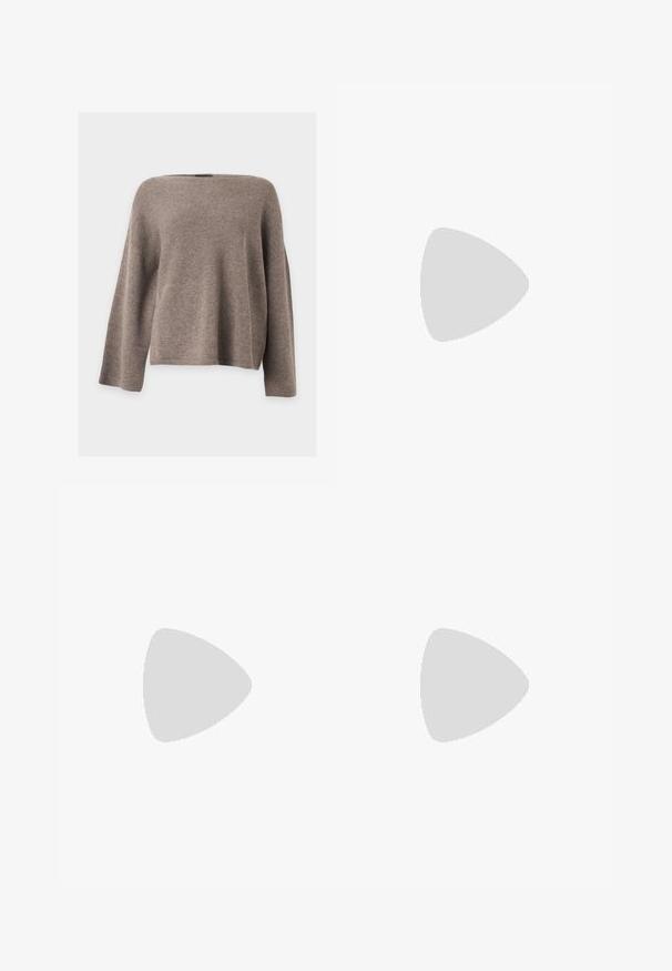 Brun strikket bluse med lange ærmer, bred bådudskæring og en let løs, boxy pasform på en ensfarvet lys baggrund.; Kortærmet blå crew-neck skjorte med løs pasform, vist på en ensfarvet lys baggrund.; Marineblå joggerbukser med elastisk talje, frontlommer, blå snor, sidelister og ribbede manchetter ved anklerne.; Sort læder flad sko med spids tå, lav hæl og glat finish, vist fra siden på en lysegrå baggrund.