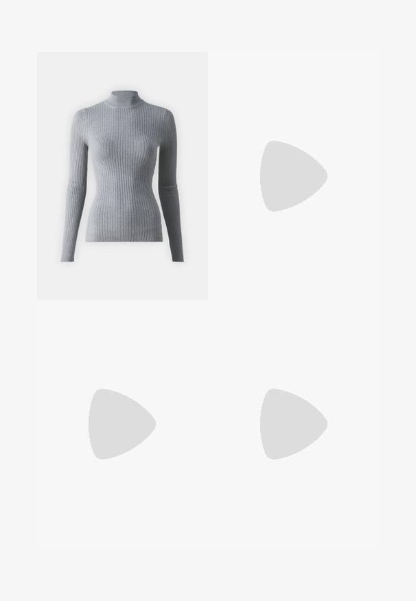 Grauer, gerippter Rollkragenpullover mit langen Ärmeln, aus Strickstoff gefertigt. Besitzt ein tailliertes Design und einen hohen Kragen für zusätzliche Wärme.; Schwarze Denim-Jeans mit weitem Bein und hoher Taille, mit vorderen Knöpfen und zwei Vordertaschen; glatte Textur mit leichtem Verwaschungsfinish.; Schwarzer Leder-Stiefelette mit spitzer Spitze und dickem Blockabsatz auf schlichtem hellgrauem Hintergrund.; Grau gestreifte Schal aus weichem, strukturiertem Stoff. Lange, rechteckige Form mit einem drapierten, geschichteten Aussehen. Keine sichtbaren Muster oder Beschläge.