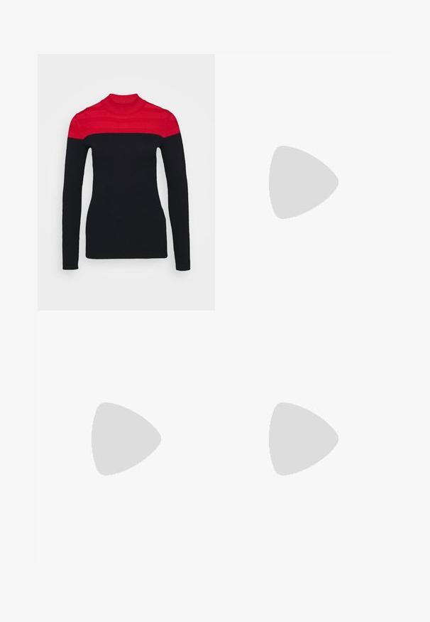 Sort langærmet sweater med høj hals, der har et rødt stribet mønster på den øverste del, lavet af et ribbet strikmateriale.; High-waist sort denim jeans med forreste knap og lynlås, to forlommer og en tilspidset ben foran på en hvid baggrund.; Sorte ankelstøvler lavet af glat læder med elastiske sidepaneler, en tekstureret gummisål og kontraststing langs kanten.; Sølv hoops øreringe, cirkulær form, glat skinnende tekstur og ensartet bredde hele vejen igennem. Minimalistisk design uden yderligere accenter.