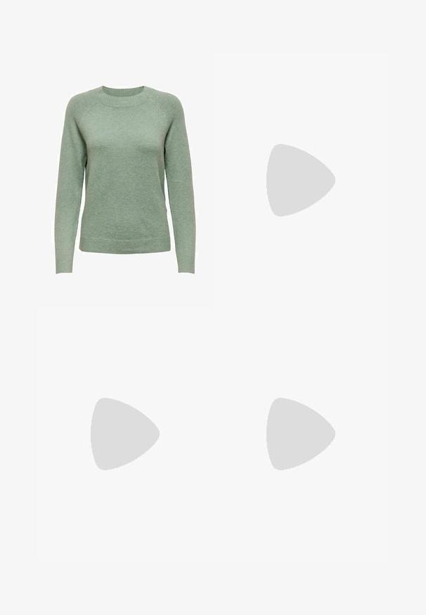 Grüner Pullover mit Rundhalsausschnitt, langen Raglanärmeln und einem strukturierten Strickmuster. Gerader Schnitt mit geripptem Saum und Bündchen.; Blumenrock mit elastischem Taillenbund. Verfügt über einen dunkelblauen Hintergrund mit rosa, weißen und grünen Blumenmustern. Fließender, leichter Stoff.; Spitz zulaufender Slingback-Absatz aus glattem, elfenbeinfarbenem Material mit dezentem Glanz, ausgestattet mit einem schlanken Absatz und minimalistischem Design.; Schwarze Handtasche aus Lackleder mit goldfarbenen Beschlägen, doppelten Tragegriffen oben und verstellbarem Schulterriemen. Strukturiertes Design mit Akzentnähten.