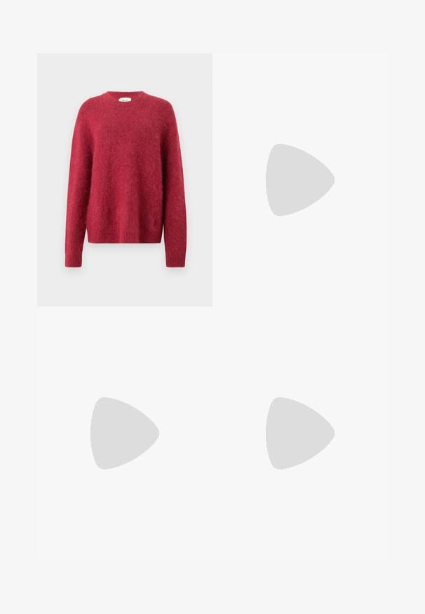 Rød strikket sweater lavet af blødt materiale, med rund halsudskæring, lange ærmer og ribbede manchetter og forneden.; Sorte, sortlivshøjde, straight-leg denimjeans med knaplukning og forlommer, vist mod en ensfarvet lys baggrund.; Sort ankelstøvle med ruskind og lædermaterialer, rund tå, lille hæl, sølvmetallic accent på tåen og elastiske sider.; Sort læderbælte med en stor sølv western-stil spænde, sammenrullet på en neutral baggrund.