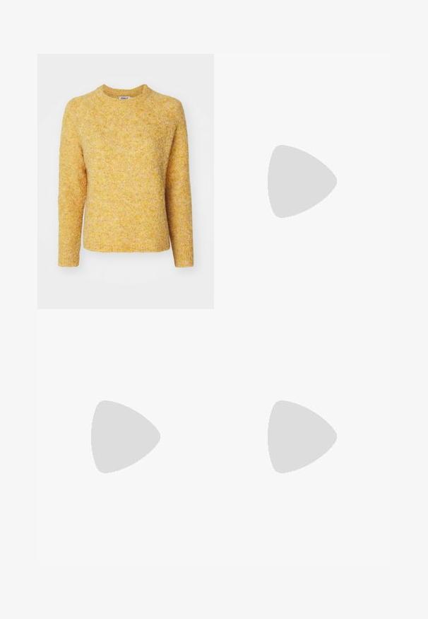 Gelber Strickpullover mit strukturiertem Finish, runder Halsausschnitt und langen Ärmeln. Verfügt über einen lockeren Schnitt und dezente tonale Variationen.; Hoch geschnittene Schlagjeans aus dunkelblauem Denim. Merkmale sind ein Zwei-Knopf-Verschluss, Vordertaschen und dezente Nähte entlang der Säume.; Schwarze Leder-Stiefeletten mit spitzem Zehenbereich, Reißverschluss, geschwungenem Absatz und einem dekorativen Riemen mit metallischen Akzenten.; Silberne Creolen mit einer glatten, glänzenden Oberfläche. Kreisform, ausgestattet mit einem sicheren Verschluss. Einfaches und elegantes Design.