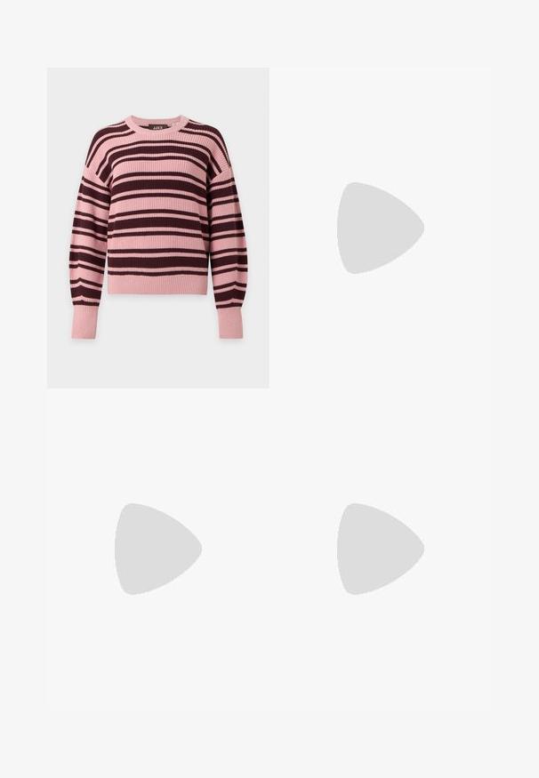 Jersey de punto de manga larga con rayas horizontales rosa y marrón oscuro y puños y bajo de canalé.; Vaqueros de mezclilla azul con corte recto, que presentan un patrón de corazones en azul claro repetido, botones de cobre y un diseño tradicional de cinco bolsillos.; Zapato plano de piel negra con puntera afilada, detalle fruncido alrededor de la abertura y un acento de hebilla plateada en la correa ajustable.; Bolso de mano de cuero tejido color granate con asa curva, ribete blanco, cremallera plateada y correa desmontable de tela ancha para el hombro sobre fondo liso.