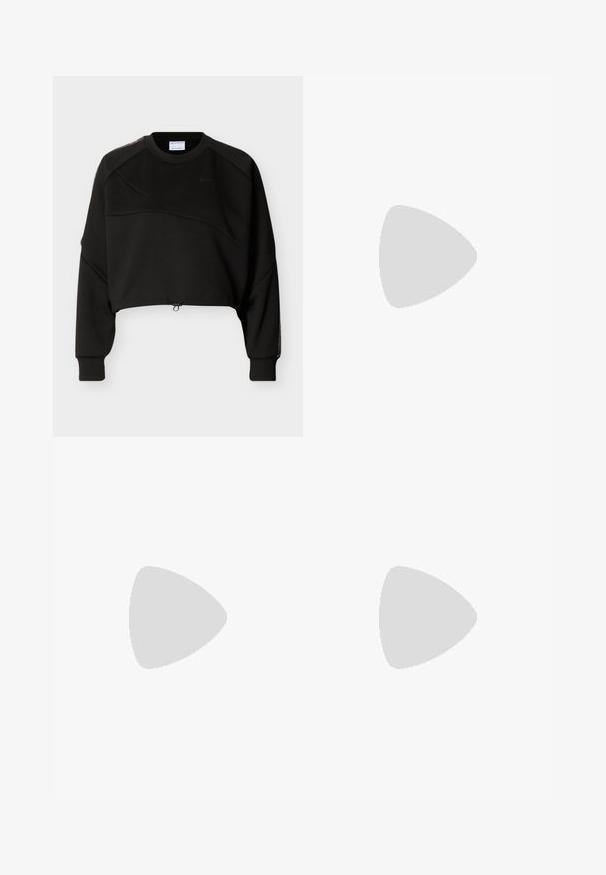 Μαύρο cropped φούτερ με μακριά μανίκια, στρογγυλή λαιμόκοψη, διακριτικές διαγώνιες ραφές και ρυθμιζόμενο κορδόνι στο τελείωμα.; Μαυρή βαμβακερή μπλούζα με κολάρο τύπου crew, κοντά μανίκια και μικρό κεντημένο λογότυπο στο στήθος και στο μανίκι. Λείο υλικό, άνετη εφαρμογή.; Μαύρο παντελόνι φαρδύ στο κάτω μέρος με ψηλή μέση και ραφές στολίδι, κατασκευασμένο από λείο ύφασμα, με καθαρή, ραφτή σιλουέτα.; Μαύρο και καφέ αθλητικό παπούτσι Champion κρεμασμένο στον αέρα σε γυμναστήριο με θολωμένο μπάρμπελ στο φόντο.