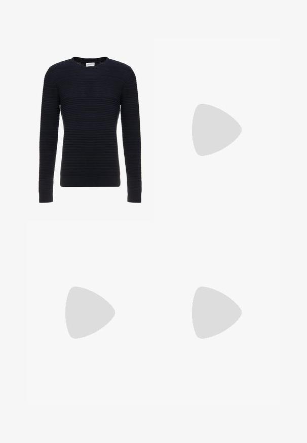 Donkerblauwe ribgebreide trui met ronde hals en lange mouwen. De textuur van de stof heeft horizontale lijnen en rekbare manchetten en zoom.; Witte katoenen T-shirt met korte mouwen, een ronde hals en een gladde textuur. Heeft minimale branding op de halslijn.; Slim-fit donkergrijze broek gemaakt van zachte stof, met een knoopsluiting, riemlussen en omgeslagen pijpen. Gladde textuur zonder patronen.; Marineblauwe leren sneakers met een gladde afwerking, platte witte rubberen zool, ronde neus en zes marineblauwe veters die door ronde oogjes zijn geregen.